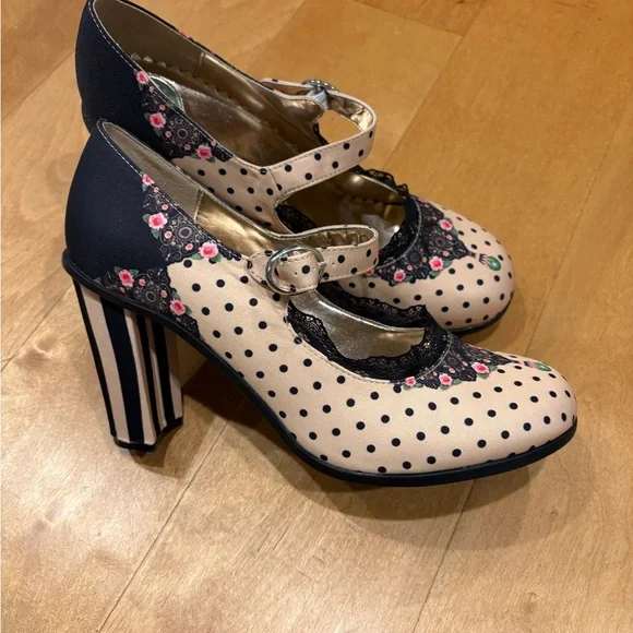 Elegant Floral Mary Jane Heels - Picture 2 of 7